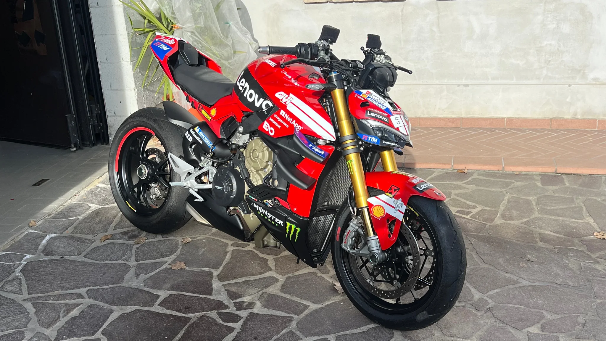 Ducati con livrea racing personalizzata