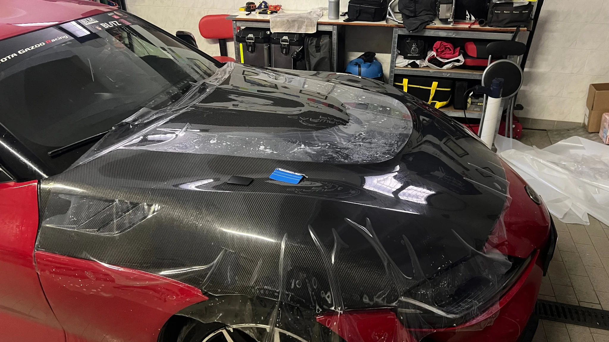 Pellicola PPF trasparente in applicazione su cofano auto