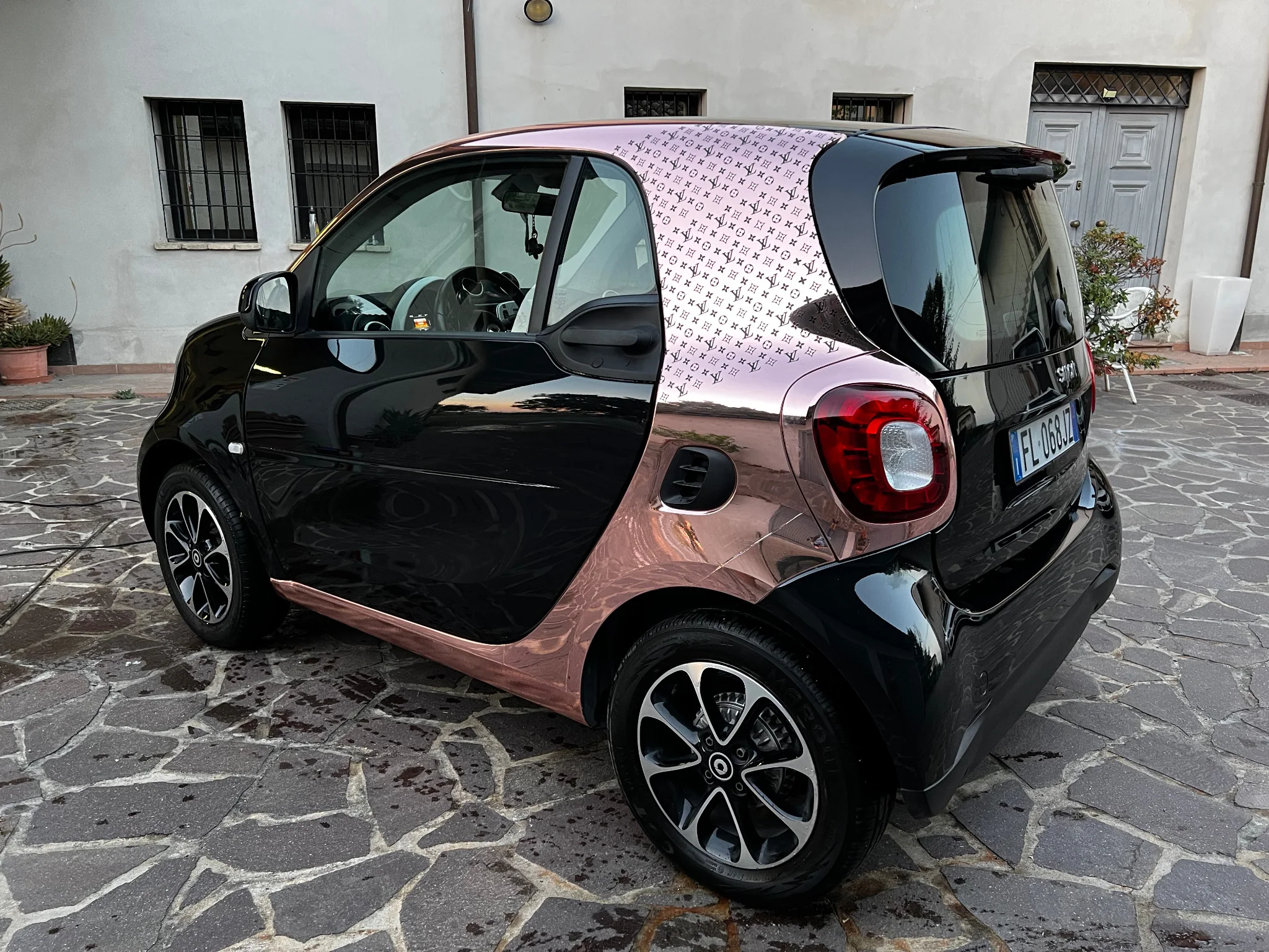 Smart con personalizzazione rose gold e pattern grafico